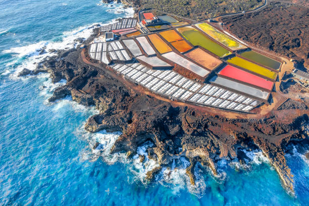 paesaggio con salinas de fuencaliente - la fuencaliente foto e immagini stock