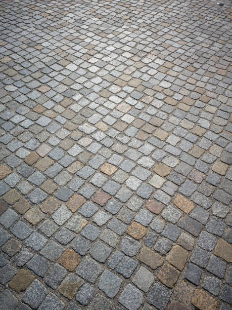 cobblestone surface of a city square - paving stone cobblestone road old imagens e fotografias de stock
