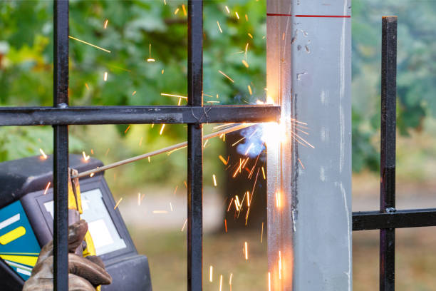 funken flamme und lichtbogen des elektroschweißens beim schweißen eines metallzauns. - electric arc stock-fotos und bilder