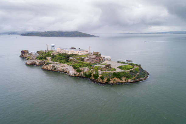 샌프란시스코 만에있는 alcatraz 섬의 조감도. 미국. 가장 유명한 알카트라즈 감옥, 감옥. 관광 장소. 배경의 샌프란시스코 도시 풍경. 숫벌 - alcatraz island tourism san francisco bay area san francisco county 뉴스 사진 이미지