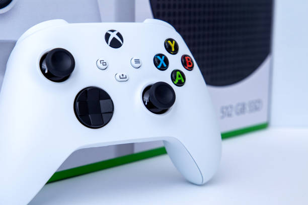 são paulo, brazil - 03, 2022:  white controller of new video game console xbox series s. on white background. - são imagens e fotografias de stock