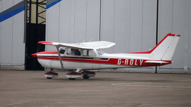 cessna f172n skyhawk en el aeropuerto de leeds bradford. - skyhawk fotografías e imágenes de stock