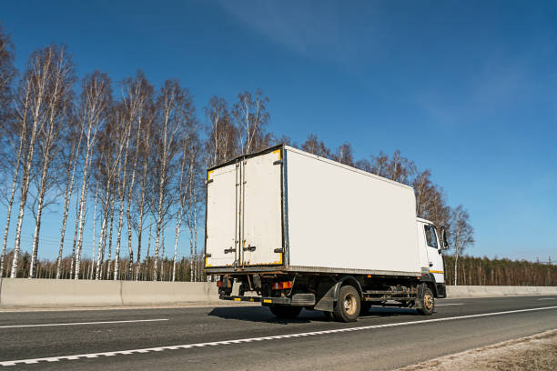 piccolo camion di consegna con scheda vuota per la guida di spazio mockup in autostrada - small truck foto e immagini stock
