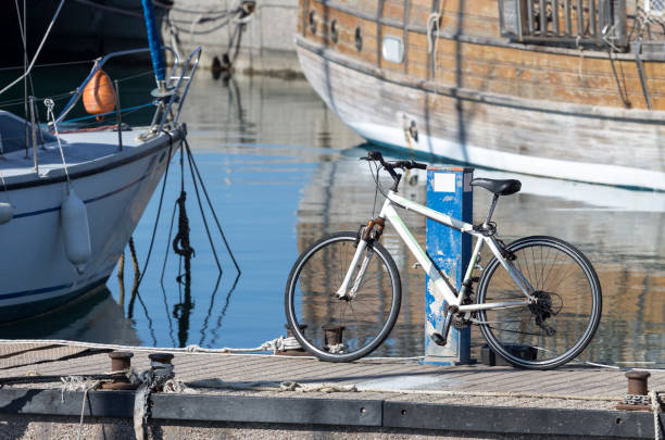 radfahren am kai aus nächster nähe auf einem hintergrund von yachten und dem meer - anticipation outdoors close up nobody stock-fotos und bilder