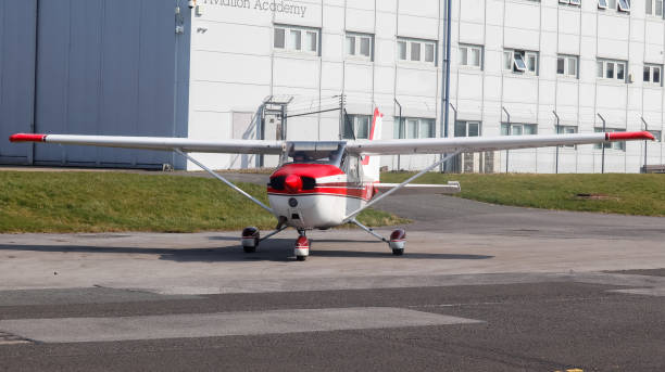 cessna f172n skyhawk en el aeropuerto de leeds bradford. - skyhawk fotografías e imágenes de stock