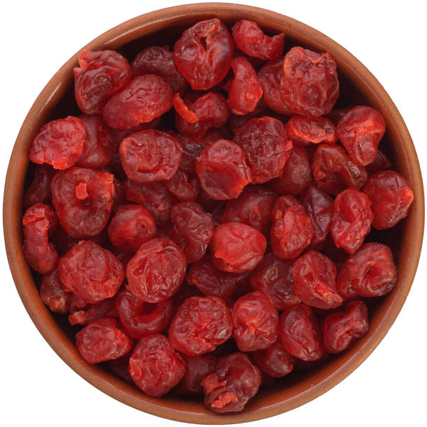 흰색 배경에 고립 된 갈색 세라믹 그릇에 빨간 말린 체리. - dried cherries 뉴스 사진 이미지