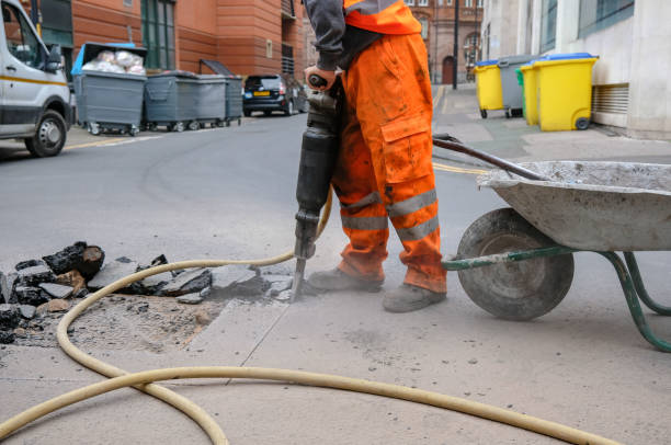 un operaio stradale che utilizza un trapano pneumatico per rompere l'asfalto - jackhammer road construction construction worker road foto e immagini stock