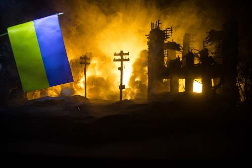 Concepto de guerra rusa en Ucrania. Silueta de soldados armados contra bandera ucraniana y ciudad quemada. Decoración creativa de obras de arte. Escena de lucha nocturna photo