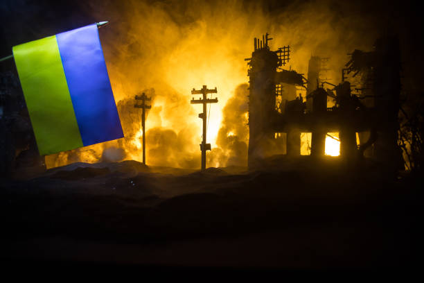 koncepcja wojny rosyjskiej na ukrainie. sylwetka uzbrojonych żołnierzy pod ukraińską flagą i spalone miasto. kreatywna dekoracja dzieł sztuki. nocna scena walk - violent wind zdjęcia i obrazy z banku zdjęć