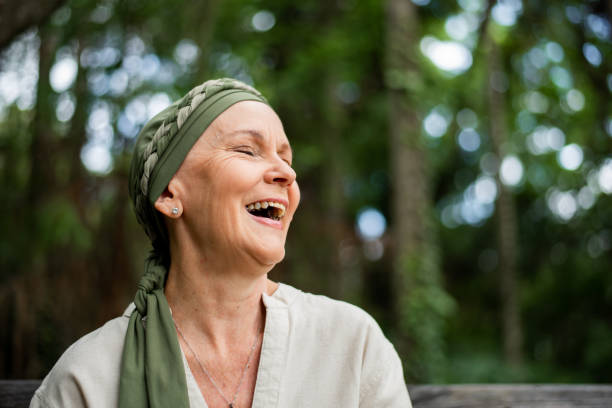 portrait of a cancer patient - cancer chemotherapy drug patient women imagens e fotografias de stock