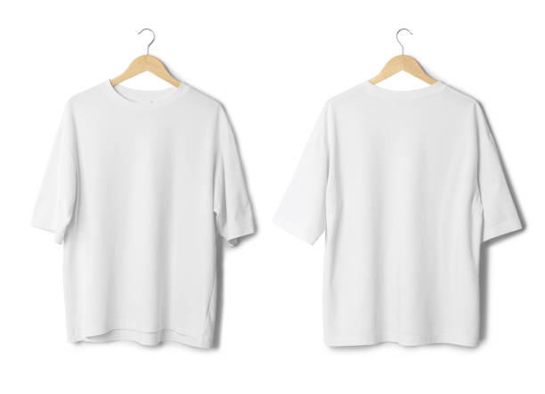 白い特大のtシャツモックアップは、クリッピングパスと白い背景に孤立してぶら下がっている - oversized ストックフォトと画像