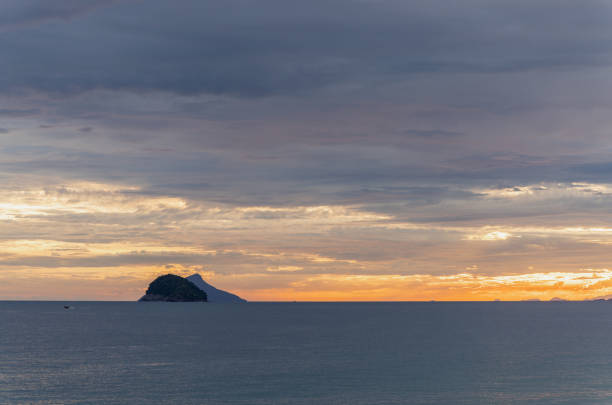 istock Por do Sol na praia 1388491454