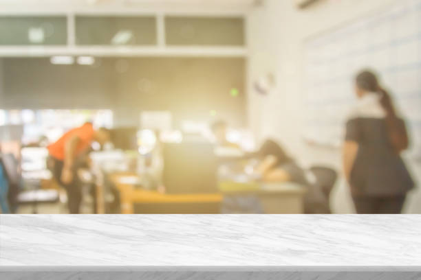 White stone marble table top and blurred abstract background from interior building banner backdrop with desk blur, counter work people in workplace, kitchen - can used for display or your products. tablero de mesa de mármol de piedra blanca y fondo abstracto borroso del fondo de la pancarta del edificio interior con desenfoque de escritorio, personas que trabajan en el mostrador en el lugar de trabajo, cocina: se puede usar para exhibir o sus produc