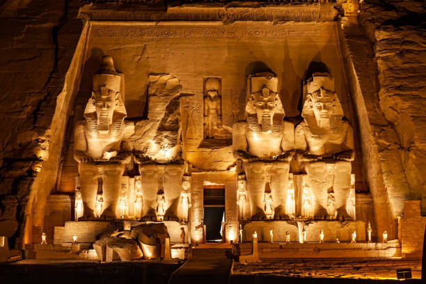 estátua do faraó ramsés ii em frente ao grande templo de ramsés ii em abu simbel durante a noite. - abu simbel - fotografias e filmes do acervo