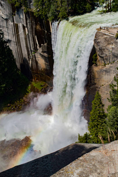 vernal falls - mist mountain range californian sierra nevada cliff imagens e fotografias de stock