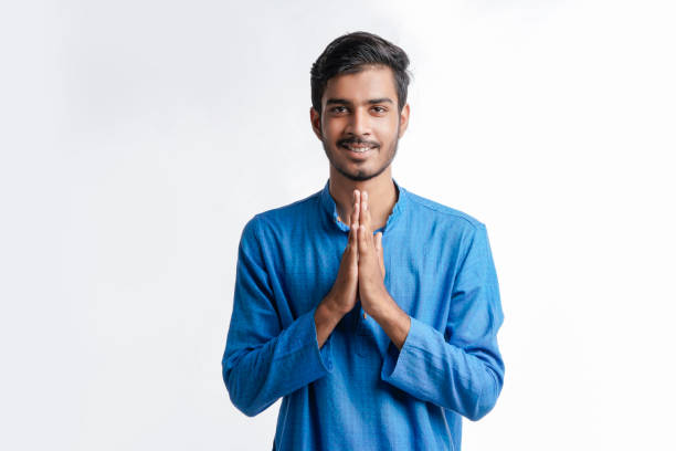 joven indio con ropa tradicional y dando namaste o gesto de bienvenida - worship place fotografías e imágenes de stock