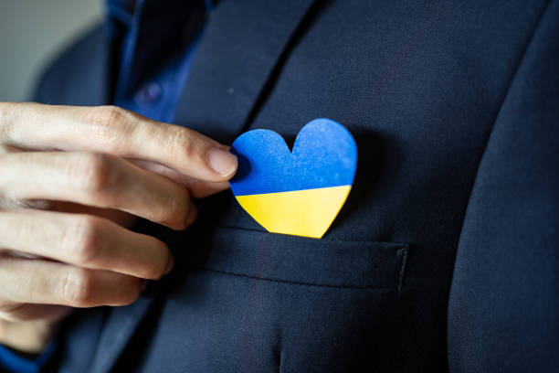 슈트 포켓에 우크라이나 국기 색상 심장 - lapel 뉴스 사진 이미지