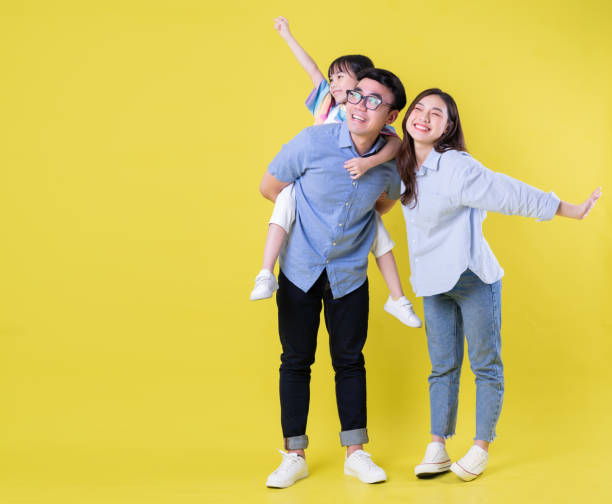 полнометражное изображение молодой азиатской семьи на заднем плане - hug point стоковые фото и изображения
