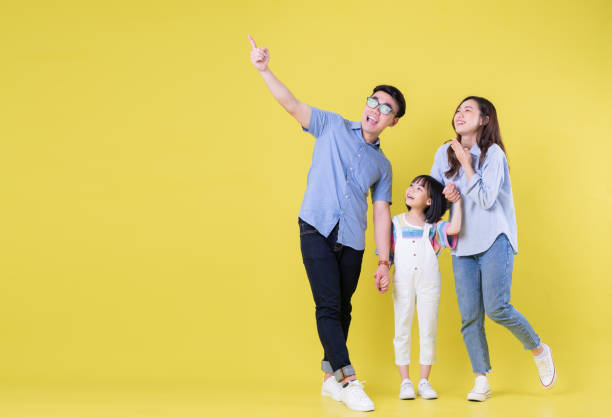 image pleine longueur d’une jeune famille asiatique en arrière-plan - mother holding child pointing photos et images de collection