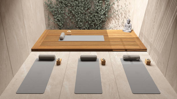 design intérieur de studio de yoga dans des tons beiges, style zen japonais, jardin extérieur avec lierre, sol en bois et en calcaire, tapis et oreillers, vue sur le dessus, au-dessus. prêt pour la pratique, la méditation - sculpture contemporary buddha sparse photos et images de collection