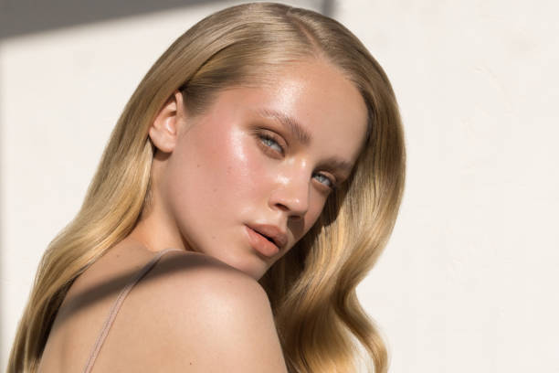 porträt von schöne junge blonde frau - perfect fit stock-fotos und bilder