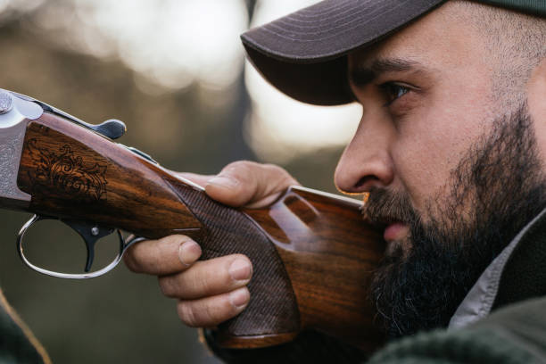 hunter apontando com sua arma na natureza - rifle hunting gun aiming - fotografias e filmes do acervo