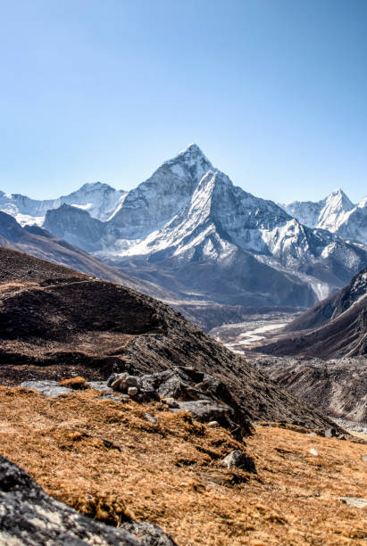 vue panoramique aérienne de l’himalaya, au printemps - himalayas mountain aerial view mountain peak photos et images de collection