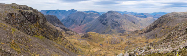 панорамный вид на озерный край на западные сопки из эск-хаузе - panoramic langdale pikes english lake district cumbria стоковые фото и изображения