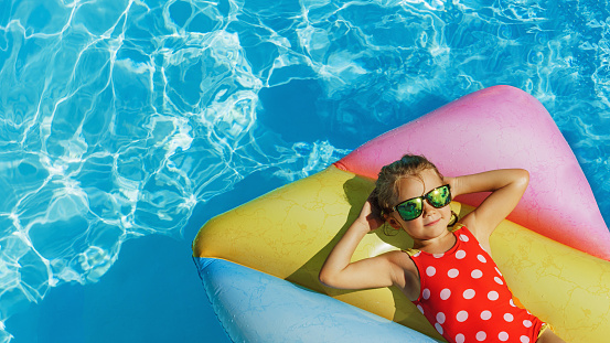 Niño en piscina. Divertirse de vacaciones en la piscina del hotel. Colorido concepto vacacional. photo