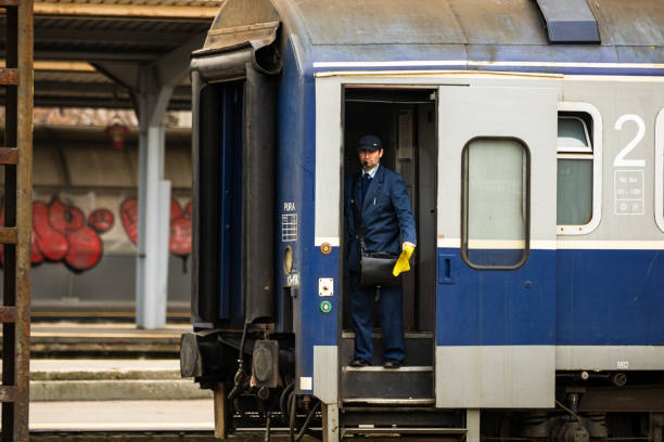 trem em movimento ou na plataforma de trem na estação ferroviária norte de bucareste (gara de nord bucareste) em bucareste, romênia, 2022 - cfr - fotografias e filmes do acervo