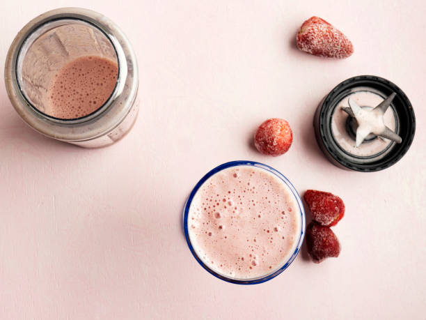 smoothie stroberi dengan blender, blender stasioner dengan smoothie stroberi, smoothie, dan blender - collagen drink potret stok, foto, & gambar bebas royalti