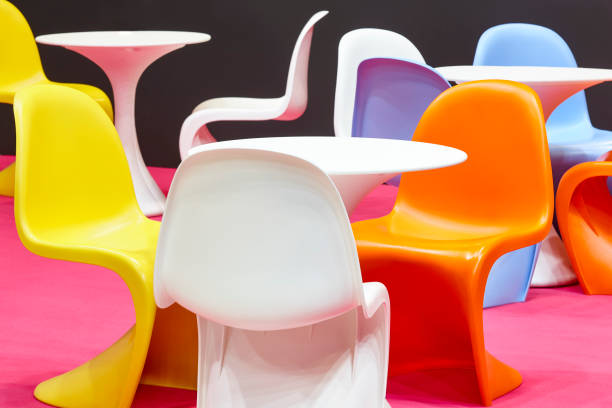 cadeiras e mesas de plástico multicoloridas contemporâneas. interior do jardim de infância. ninguém - ife - fotografias e filmes do acervo