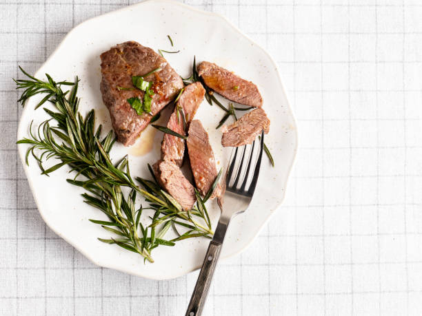 bistecca, bistecca di striploin, controfiletto arrosto - steak top sirloin dinner main course foto e immagini stock