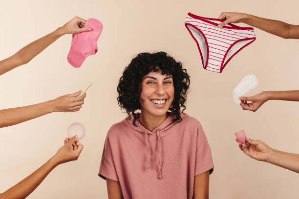 escolhendo o melhor produto sanitário para o meu corpo - tampon menstruation sanitary female - fotografias e filmes do acervo