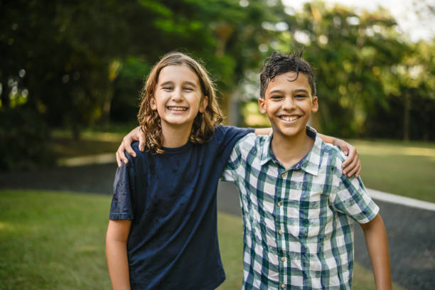 retrato de dos niños abrazados - pre teen boy fotografías e imágenes de stock