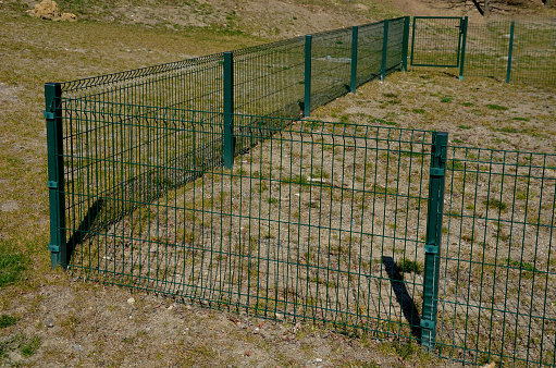 fence with a bottom which is made of collapsed panels as protection against game. the fence cannot be undercut. now the house and garden are protected, a low-protection dog training ground, panel