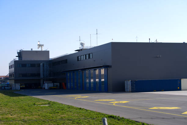 スイス軍空港の格納庫と建物。 - military building ストックフォトと画像