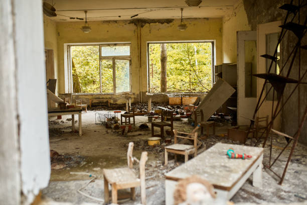 сломанный, разрушенный, заброшенный детский сад в чернобыльской зоне отчуждения - 1986 стоковые фото и изображения