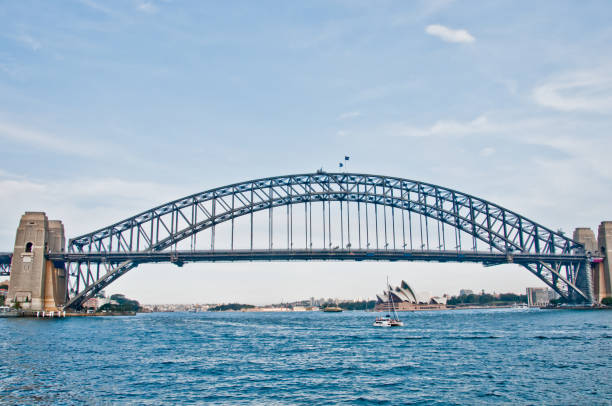 ponte de sydney harbor com opera house longe em sydney harbor austrália - sydney australia sydney opera house australia sydney harbor - fotografias e filmes do acervo