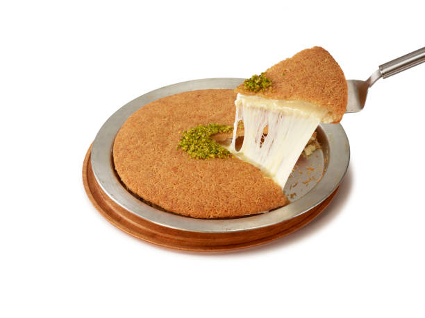 쿠네페(kunefe)라고 불리는 치즈를 곁들인 전통 동부 디저트 - künefe 뉴스 사진 이미지