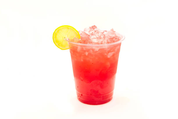 boisson glacée à la fraise avec tranche de citron servie dans une tasse à emporter. - drink alcohol juice red photos et images de collection
