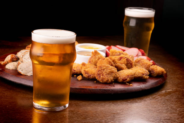 istock happy hour with double chopp and finger food 1388573319