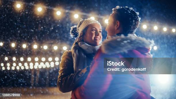 Romántica Noche Nevada De Invierno Pareja De Patinaje Sobre Hielo Divirtiéndose En La Pista De Hielo Romántica Noche Nevada De Invierno Pareja De Patinaje Sobre Hielo Divirtiéndose En La Pista De Hielo