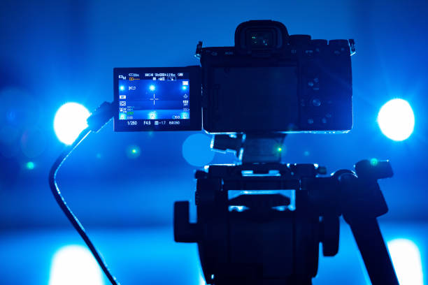 View through the screen of video camera on ice arena illuminated by blue light. The process of filming a hockey or figure skating training session. Empty ice skating rink illuminated by bright spotlights. Close up. ver a través de la pantalla de la cámara de video en la arena de hielo en luz azul. proceso de filmación de hockey o sesión de entrenamiento de patinaje artístico. pista de patinaje sobre hielo vacía iluminada por focos brillantes. cerrar