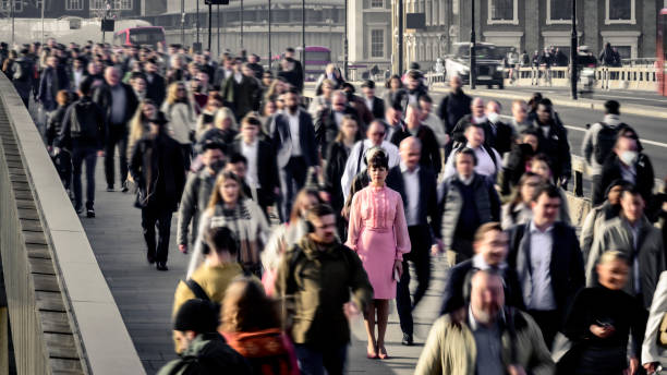 empresária britânica madura se destacando da multidão - standing out from the crowd expressão inglesa - fotografias e filmes do acervo