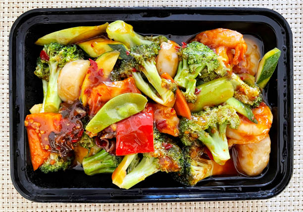 마늘 소스에 새우, 가리비와 혼합 야채 스톡 사진