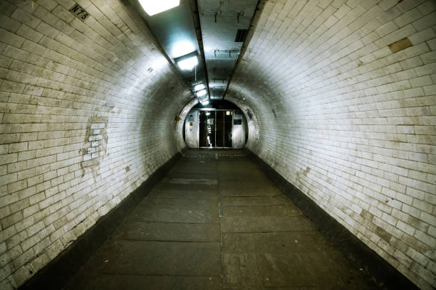 greenwich foot tunnel unter der themse - london england vanishing point underground diminishing perspective stock-fotos und bilder