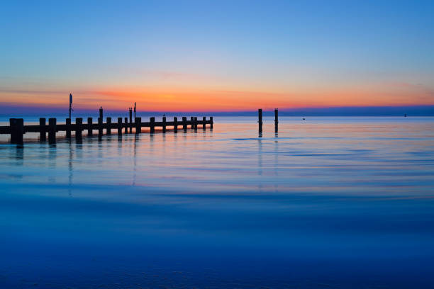 lever de soleil sur la mer baltique à lübeck travemünde - beach sunrise waterbreak sea photos et images de collection