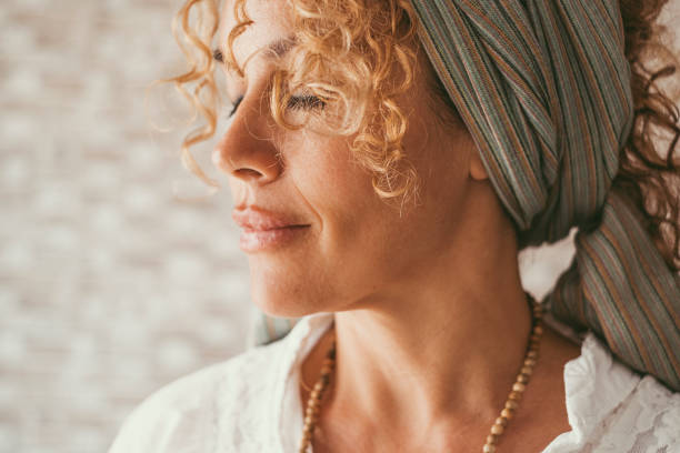 bem-estar e estilo de vida saudável expressão mulher serena. retrato lateral de pessoas do sexo feminino na meditação. meia-idade bela senhora com olhos fechados e sentimento pacífico. conceito de felicidade dentro - mulheres maduras - fotografias e filmes do acervo