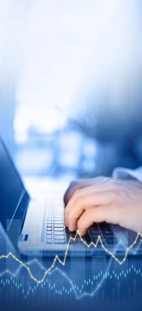 close-up mãos trabalhando em um teclado de computador. curvas e gráficos simbolizando negócios, finanças, crescimento econômico ou crise global. imagem panorâmica - despair credit crunch finance global communications - fotografias e filmes do acervo